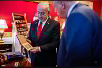 נתניהו מעניק לטראמפ את הדולר מהרבי מחב"ד