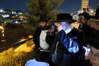 האדמו"ר ממבקשי אמונה משקיף על ציון ה'אור החיים' הקדוש