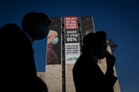 חרדים לצד שלטי חוצות | אילוסטרציה