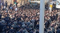 הכניסה לירושלים נחסמה, עימותים אלימים גם ליד בני ברק: 'הפלג' יצא להפגין בעקבות מעצר 3 האברכים