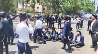 שורה של שוטרי מג"ב מול עשרות בחורים מפגינים: תלמיד הישיבה שנעצר בתחנת המשטרה - שוחרר