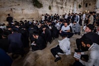 מתפללים אבלים בתשעה באב בכותל המערבי