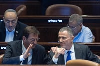 היו"ר  הנכנס והיו"ר המודח בימים טובים יותר