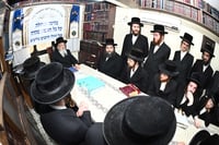 הגאון רבי יעקב מאיר שטרן בוחן את אברכי 'אהבת ציון - זיבנבערגן'