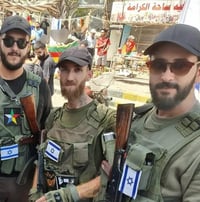 דרוזים בסוריה עם מדים ופאוצ'ים של ישראל