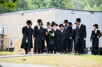 האדמו''ר מסערדאהעלי עם תלמידיו וחסידיו