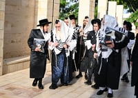 האדמו"ר מצאנז בדרכו לתפילת שחרית