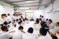 בצילם של מנהיגי הדור שמסרו את השיעורים: כך נראה היום הראשון בסלבודקה