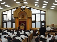 הגאון הרב אברהם גורביץ בפתיחת הזמן בישיבת גייטסהד באנגליה