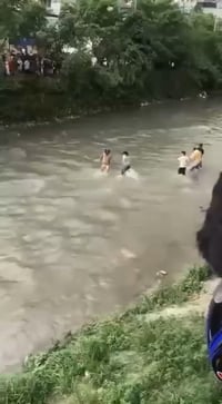 כאוס ברחובות | תיעוד אלים: ניסיונות לינץ' בשר האוצר הנפאלי - בתוך נהר 
