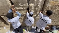 כמיטב המסורת: גם השנה פונו הפתקים שהוטמנו בכותל המערבי | תיעוד