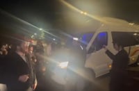 מהומה חריגה ליד כלא 10: מפגינים בלמו טנדר שהביא עצורים חרדים והצליחו לחלץ את אחד העצורים