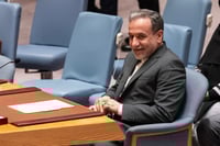 מחייך כל הדרך. שר החוץ האיראני עבאס עראקצ'י