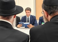 היורש של מקרון? הכוכב הפוליטי של צרפת נשנק מבכי בביקור היהודי