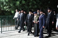 הראשל"צ הגר"י יוסף בביקור אצל האדמו"ר מסערט ויז'ניץ