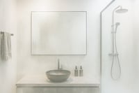  הקירות מזיעים, המראה מתערפלת והתחושה היא כאילו אנחנו בתוך סאונה