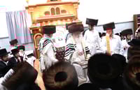 מוצאי יום כיפור אצל האדמו"ר מנדבורנה ירושלים
