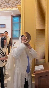 הגאון רבי יגאל כהן בתקיעת שופר במוצאי יום כיפור