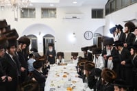 מוצאי יום כיפור אצל האדמו"ר מקרעטשניף סיגעט