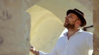 ארי פרייזר בסינגל חדש ומרגש: "אבינו מלכנו"