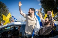"ישראל זה הבית שלנו": האחים שורדי השבי חזרו לביתם, כך הם התקבלו
