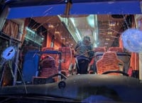 שמשת האוטובוס מנופצת בצד שמאל