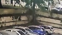 החניון היה עמוס, אבל הקשישה בת ה-86 הצליחה להחנות את רכבה בדיוק מושלם בדרך לא שגרתית | צפו