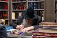 הגר"ש אלתר בכתיבת מכתב