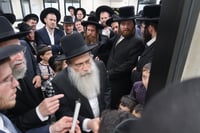 קביעת מזוזות לביהכ"נ 'איילת השחר' בשכונת 'מתחם הסופרים'