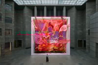 קיר ענקי ובו יצירה משתנה שיצר מודל AI