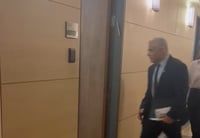 ראש האופוזיציה לפיד נכנס ללשכתו של ח"כ מקלב