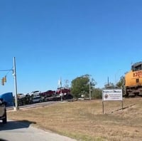 התנגשות עוצמתית בטקסס: רכבת פגעה במוביל רכבים ענקי | צפו