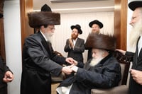 האדמו"ר מבאיאן בביקור אצל הגר"מ שטרנבוך