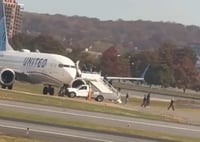 הנוסעים יורדים מהמטוס