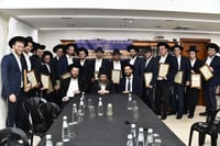 חלוקת תעודות הוראה בבית הגר"ע פריד