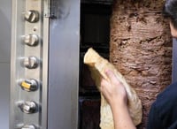 לא נזהר: היד נלכדה במכונת בשר בחנות שווארמה, פונה במצב קשה