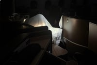 רבי צבי מאיר זילברברג עטוף בטלית במטוס