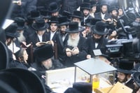 האדמו"ר מבעלזא בעליה לציון אביו זצ"ל בטבריה