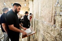 שורד השבי שגב כלפון בכותל המערבי