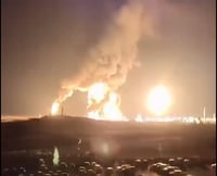 פיצוצים וכדורי אש ענקיים: מרכז אנרגיה בכורדיסטן עולה באש לאחר מתקפת כטב"מים