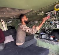 נגמ"ש צה"לי נטוש הפך לעמדת טעינה מאולתרת לתושבי עזה - צפו