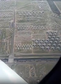 תמונה אווירית של מרכז התחזוקה והתחדשות האווירית (AMARC) הממוקם בבסיס חיל האוויר דייוויס-מונת'ן בטוסון, אריזונה. AMARC אחראי על אחסון ותחזוקה של מטוסים