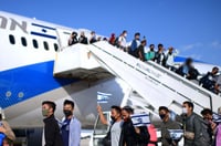 קבוצת עולים מבני המנשה ברדתם מהמטוס