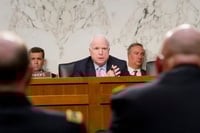 ג'ון מקיין נואם במהלך שימוע בוועדת הכוחות המזוינים של הסנאט, 4 ביוני 2013