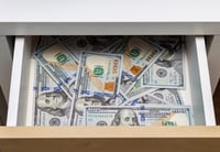 מגירה עם דולרים | אילוסטרציה