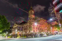 מהומה וקריאות מחאה: החברים אמרו "לא" לחנוכייה, סערה פרצה באולם