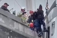 איזה פחד: נהג המשאית נתקע בין שמיים לארץ - כך נראה חילוצו ברגע האחרון