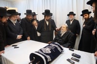 תלמידי ישיבת 'שער המלך' אצל הגרי"מ שכטר