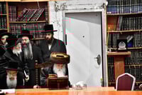 האדמו"ר ממכנובקא בעלזא בהדקלת נרות חנוכה