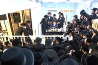 הגה"צ רבי יעקב מאיר שכטר בהדלקת נרות חנוכה